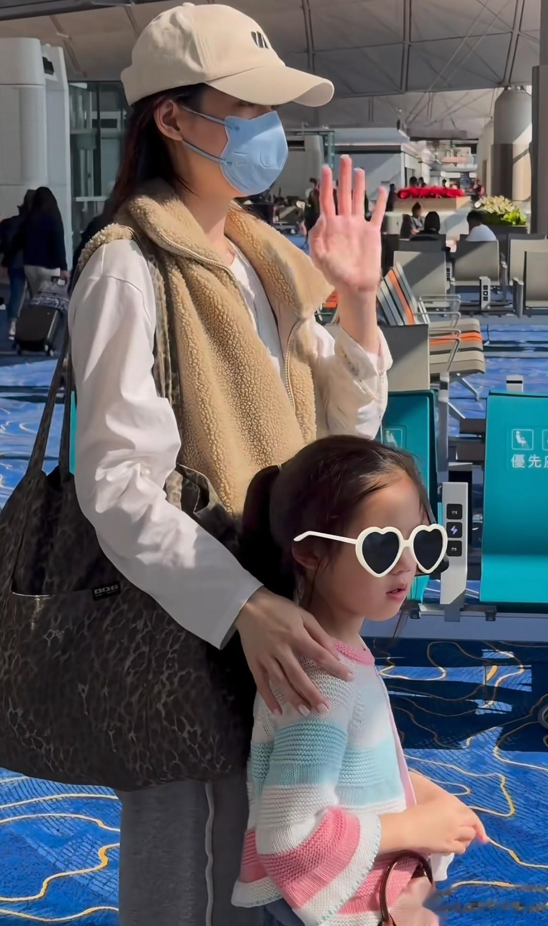 郭碧婷和女儿机场送向佐，向芷不舍爸爸大哭，隔着玻璃不愿意离去