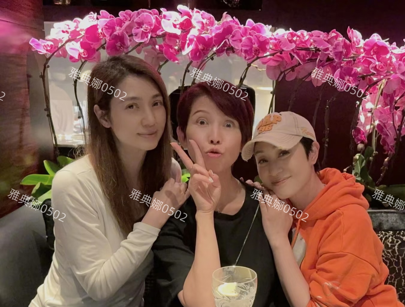 香港街头偶遇蔡少芬陈法蓉，两人身材保持得不错，但素颜暴露年龄