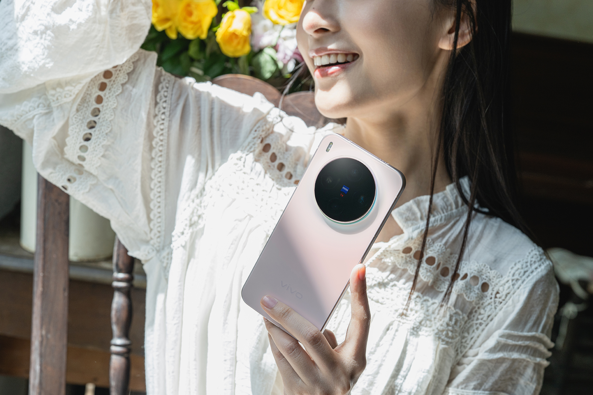 《鲜Phone画报》vivo X300幸运彩:丝绒凝光 云握柔暖