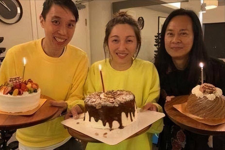 自愿当22年“保姆”，52岁冒险为古巨基生娃，现安稳享受阔太生活