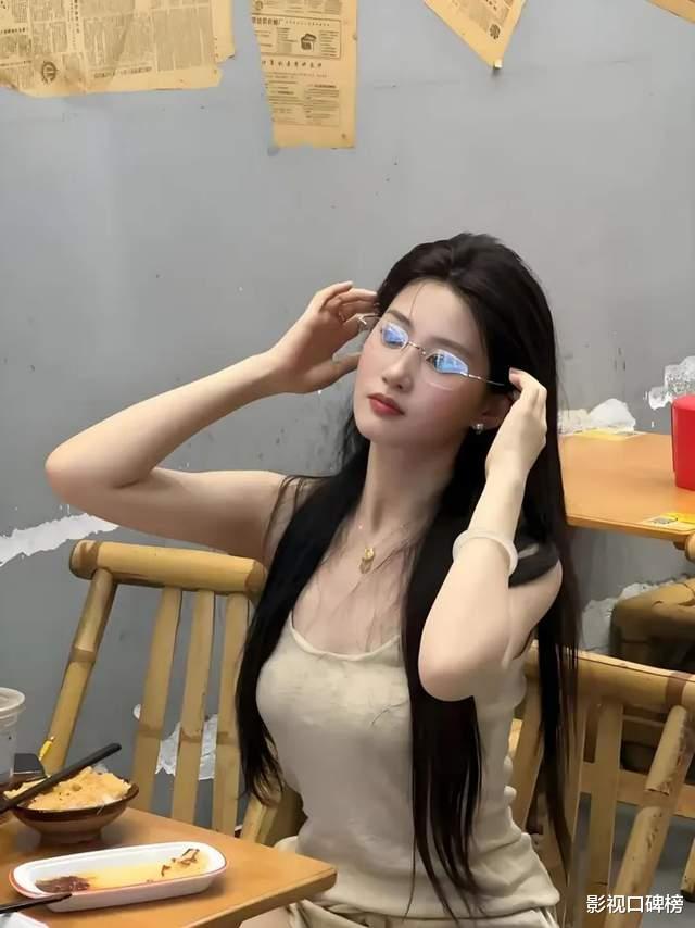 天仙颜值难敌现实!撞脸刘亦菲网红转行当主播,月入数万逆袭人生