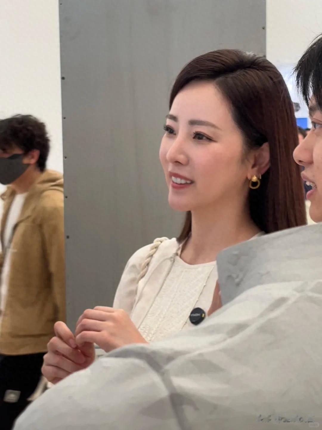 李思思也没想到，穿中式服装、不过圣诞节的自己，一夜获全网好评