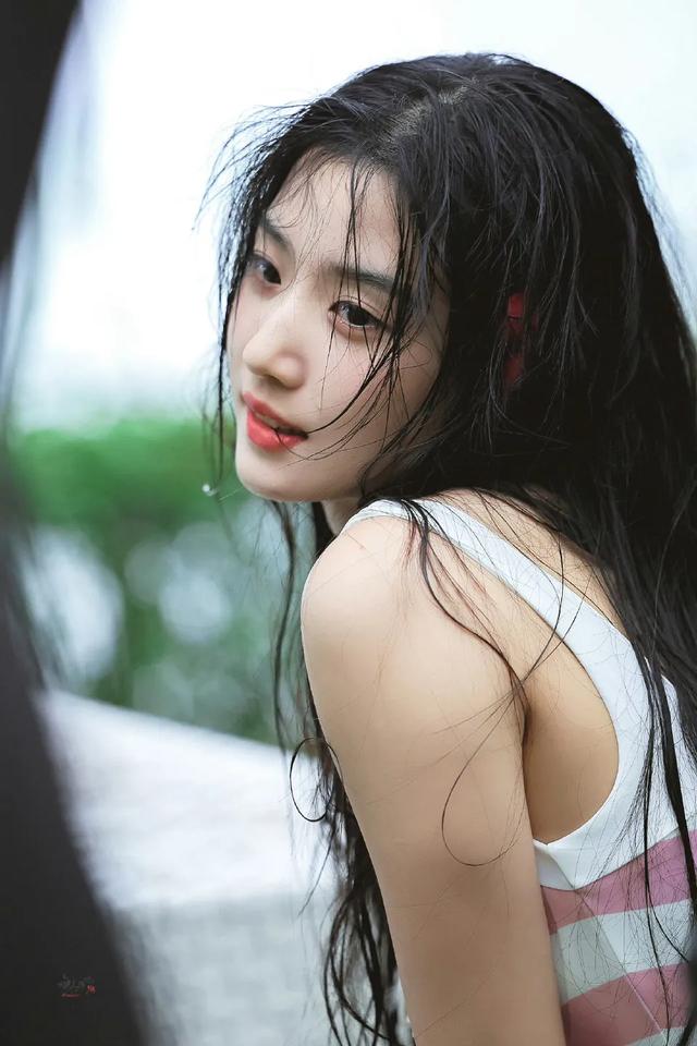 卢昱晓 ??? 泳装照太清纯了