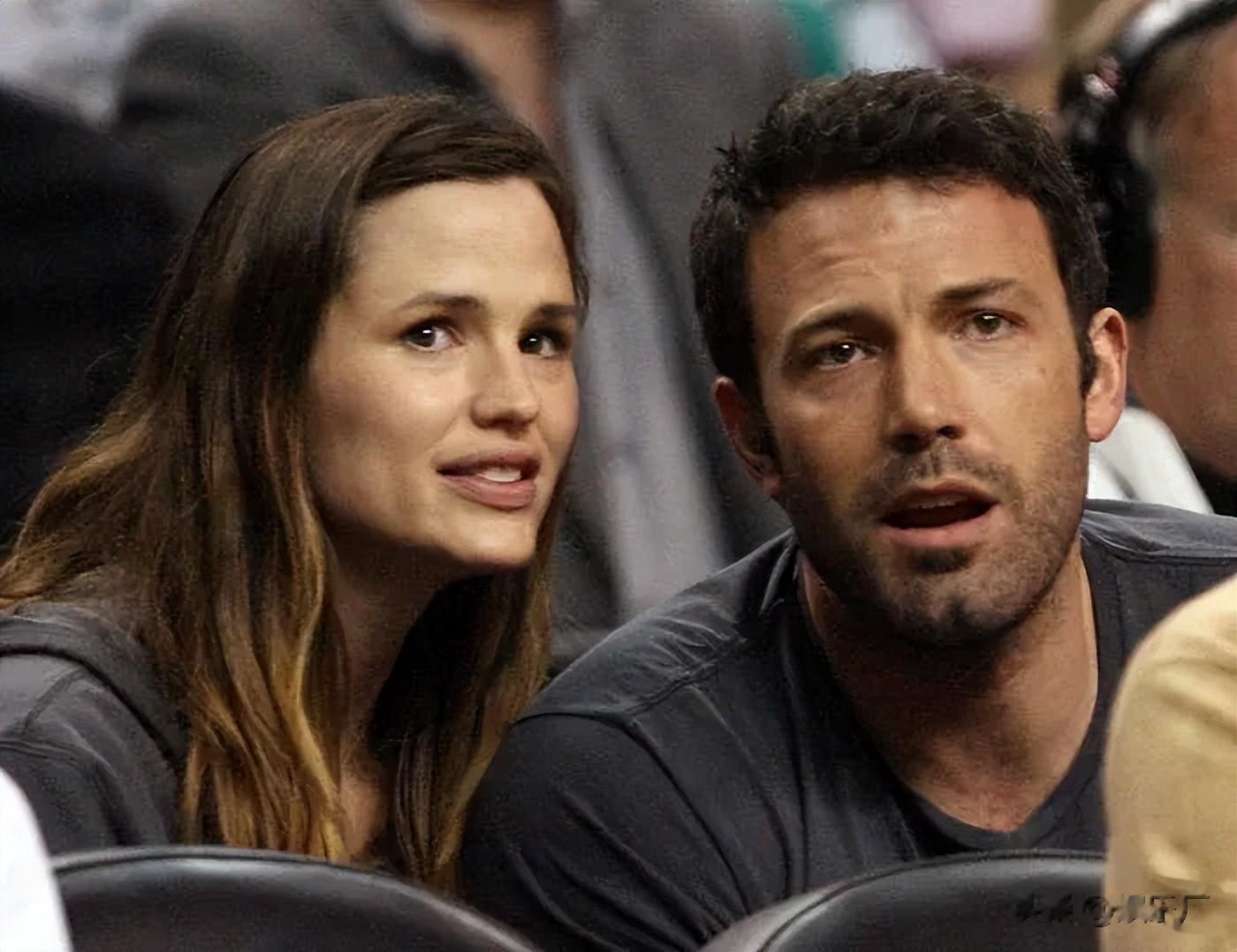 本·阿弗莱克有点暖，感恩节居然跑前妻家过节去了！