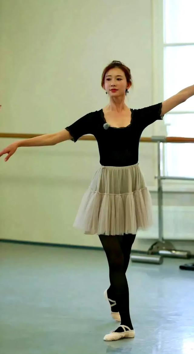 50岁林志玲练舞，舞姿温柔优雅，身材保养的真好