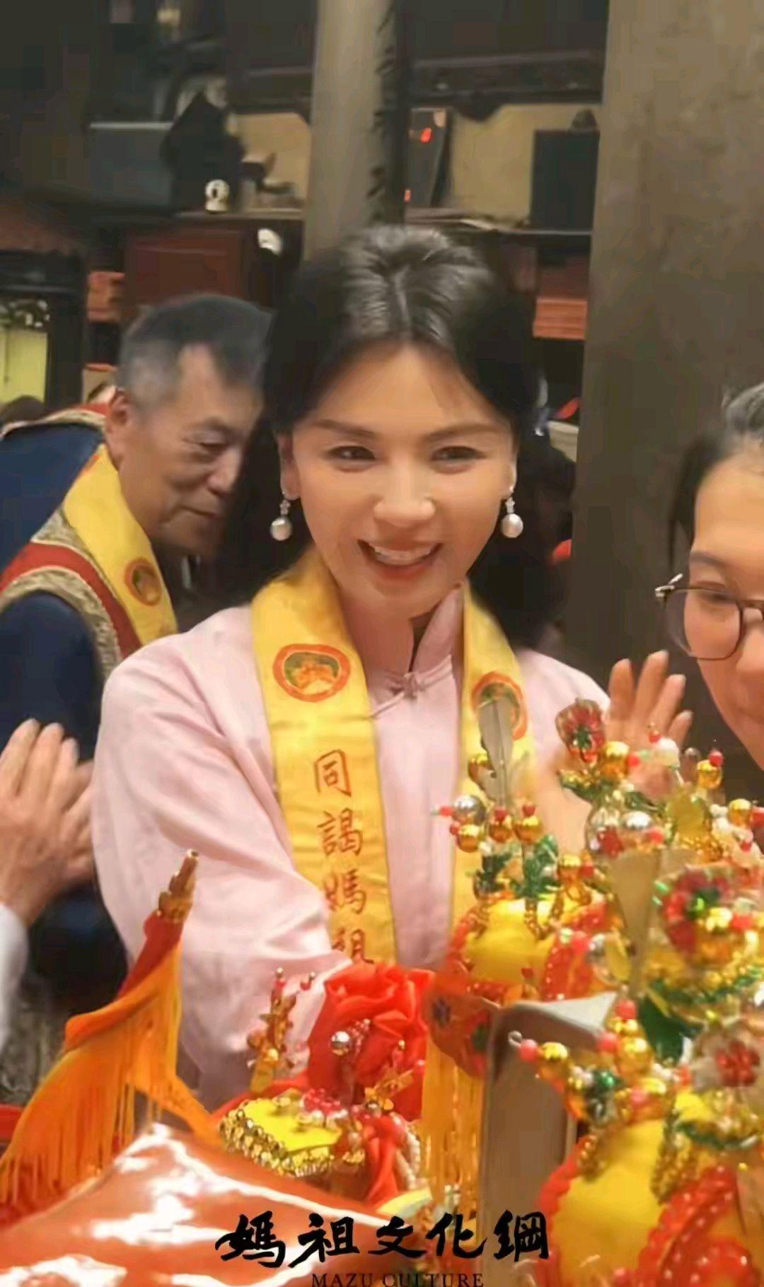 刘涛官宣新身份，献寿桃庆祝妈祖诞辰，三步一鞠躬引关注！