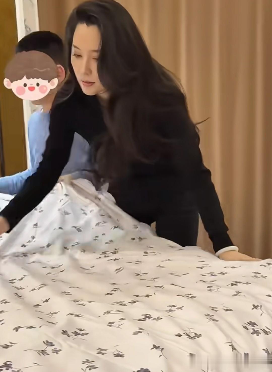 汪峰女友森林北晒带娃日常，1儿1女很孝顺，依恋妈妈晚上要一起睡