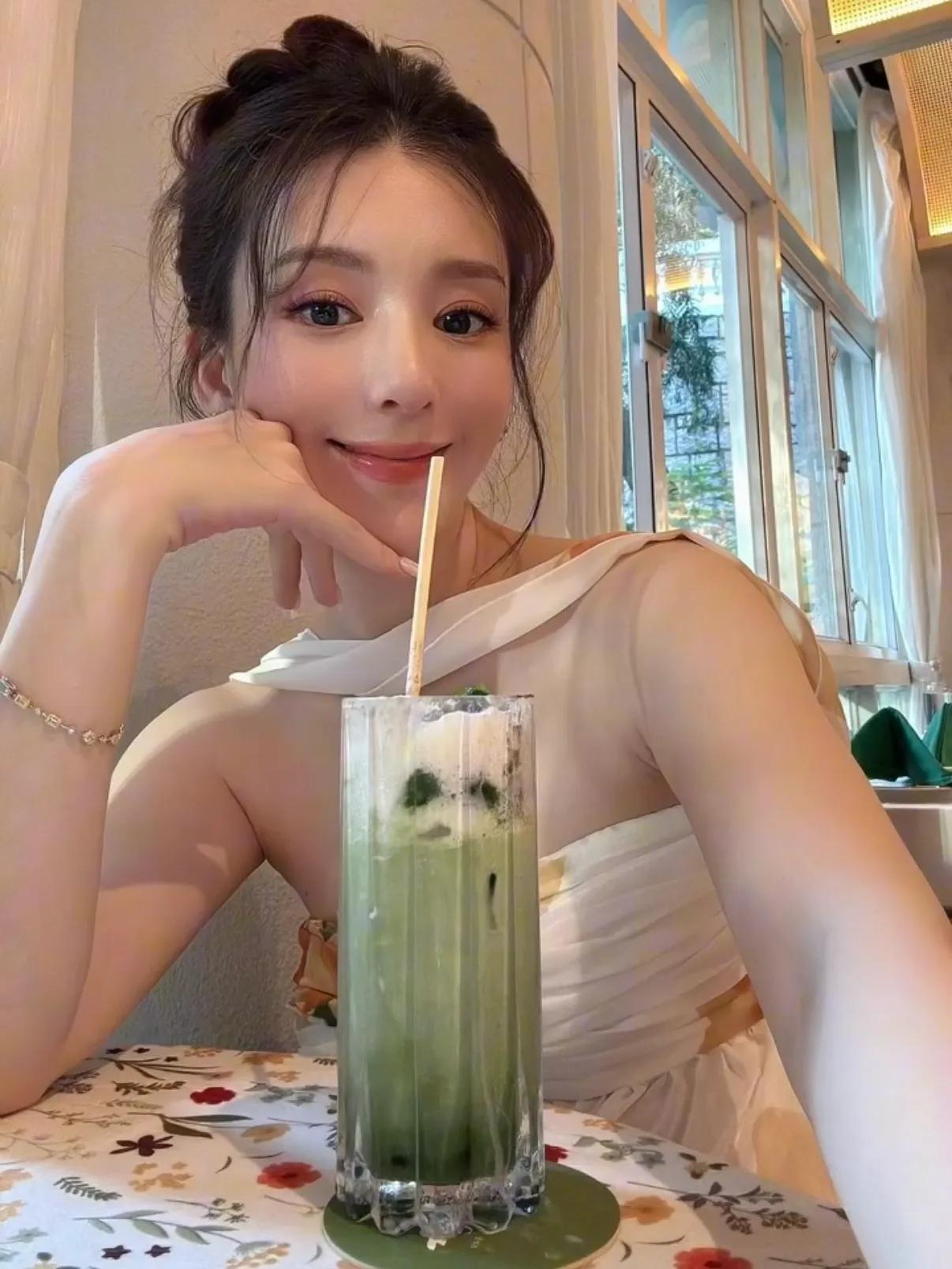 方媛孕晚期挺大肚坚持工作,逛超市给女儿买零食,透露体重才96斤