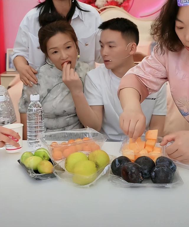 许健华首播销售近3亿，谢浩男两句话暴露人品！大妹笑开花