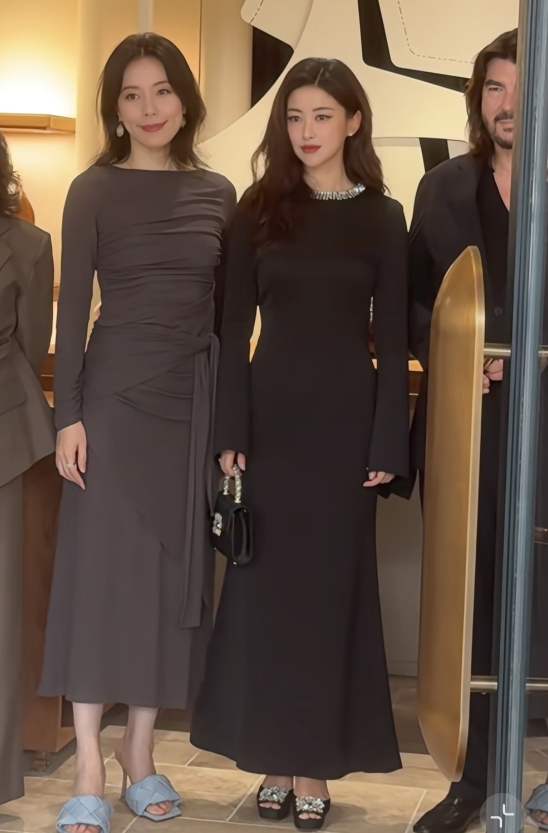 朱珠同台蔚来老板娘，她穿黑裙举香槟优雅，王屹芝指来指去不礼貌