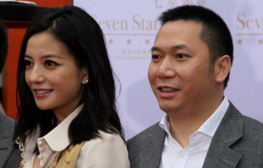 49岁赵薇上海街头遛狗，手舞足蹈全副武装，封杀4年回不去的时光