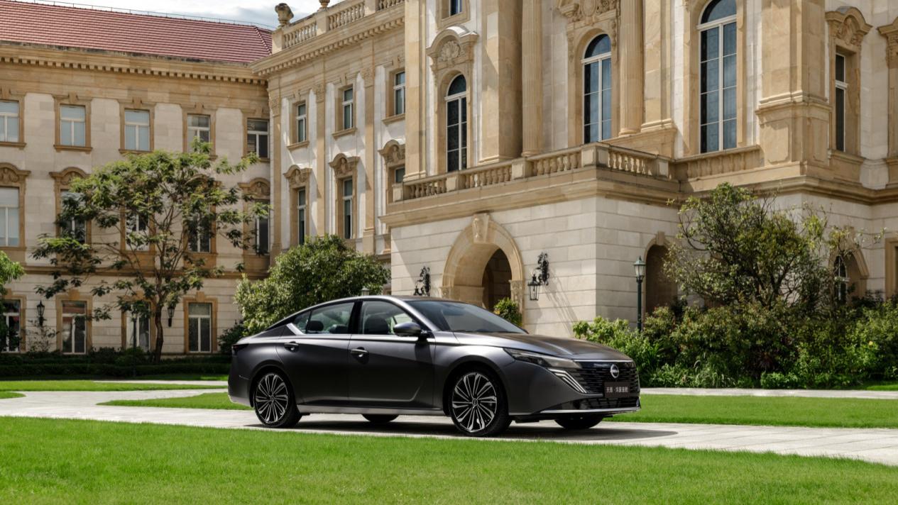 东风日产公布“油电同智”战略首车：天籁·鸿蒙座舱新车首发亮相