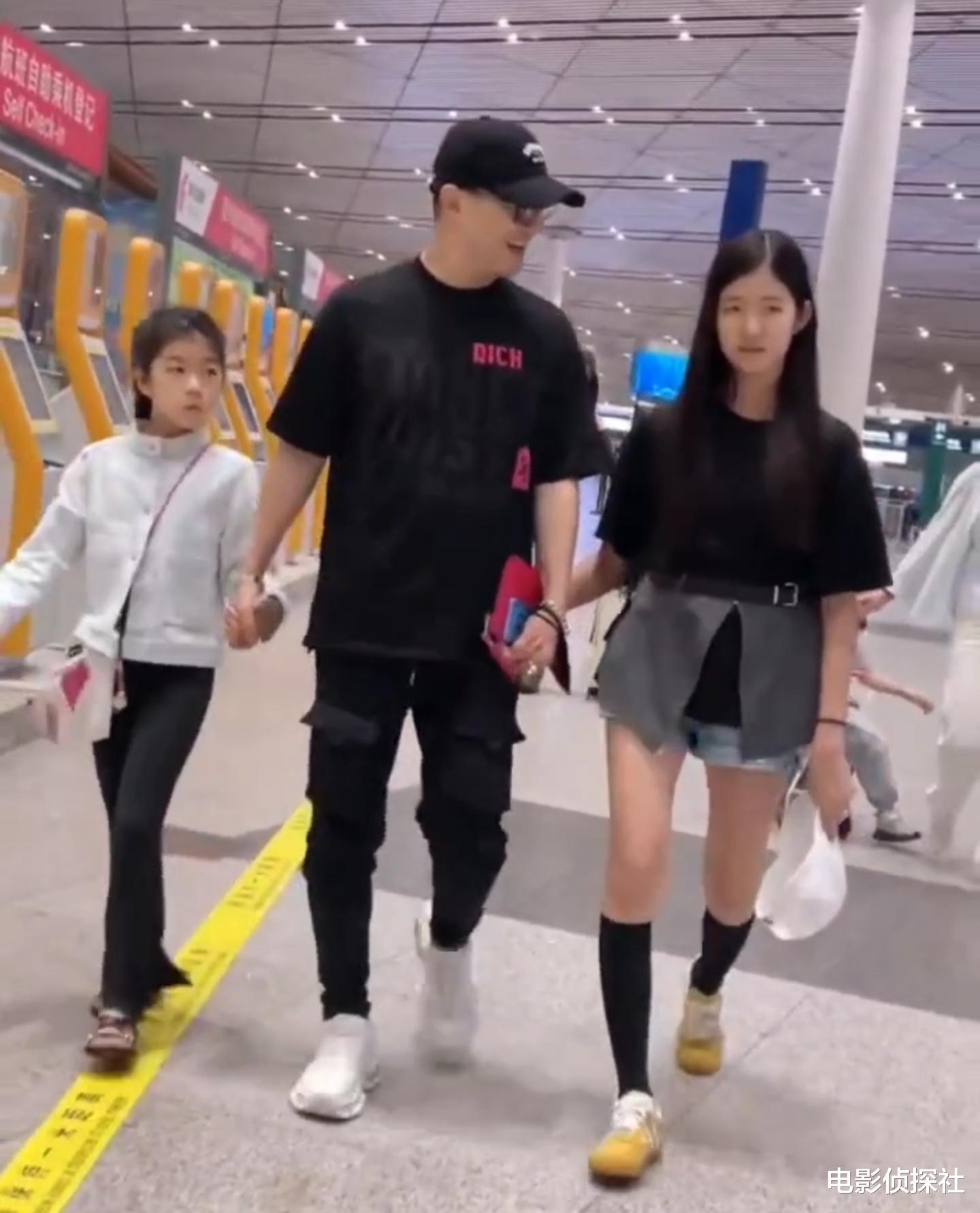 汪峰带四个孩子回京！小苹果超模范儿十足，二女儿翻白眼抢镜