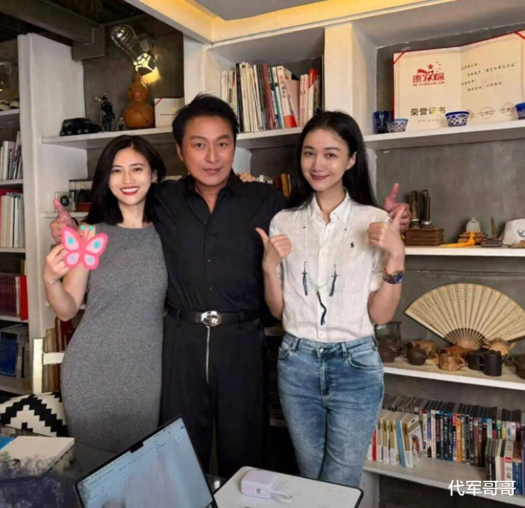 64岁马景涛近况曝光！与小21岁吴佳尼离婚，如今为养2个儿子四处奔波