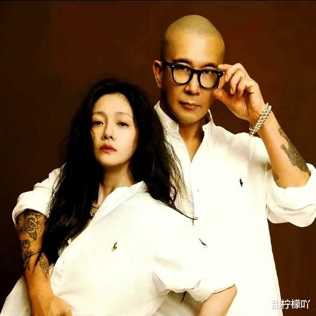 马筱梅开播晒孕肚，透露即将休息，汪小菲抚摸妻子肚子爱意满满