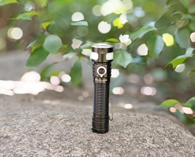 指尖旋控，雙色閃耀，菲尼克斯LD35R旋轉磁控雙光源手電筒體驗