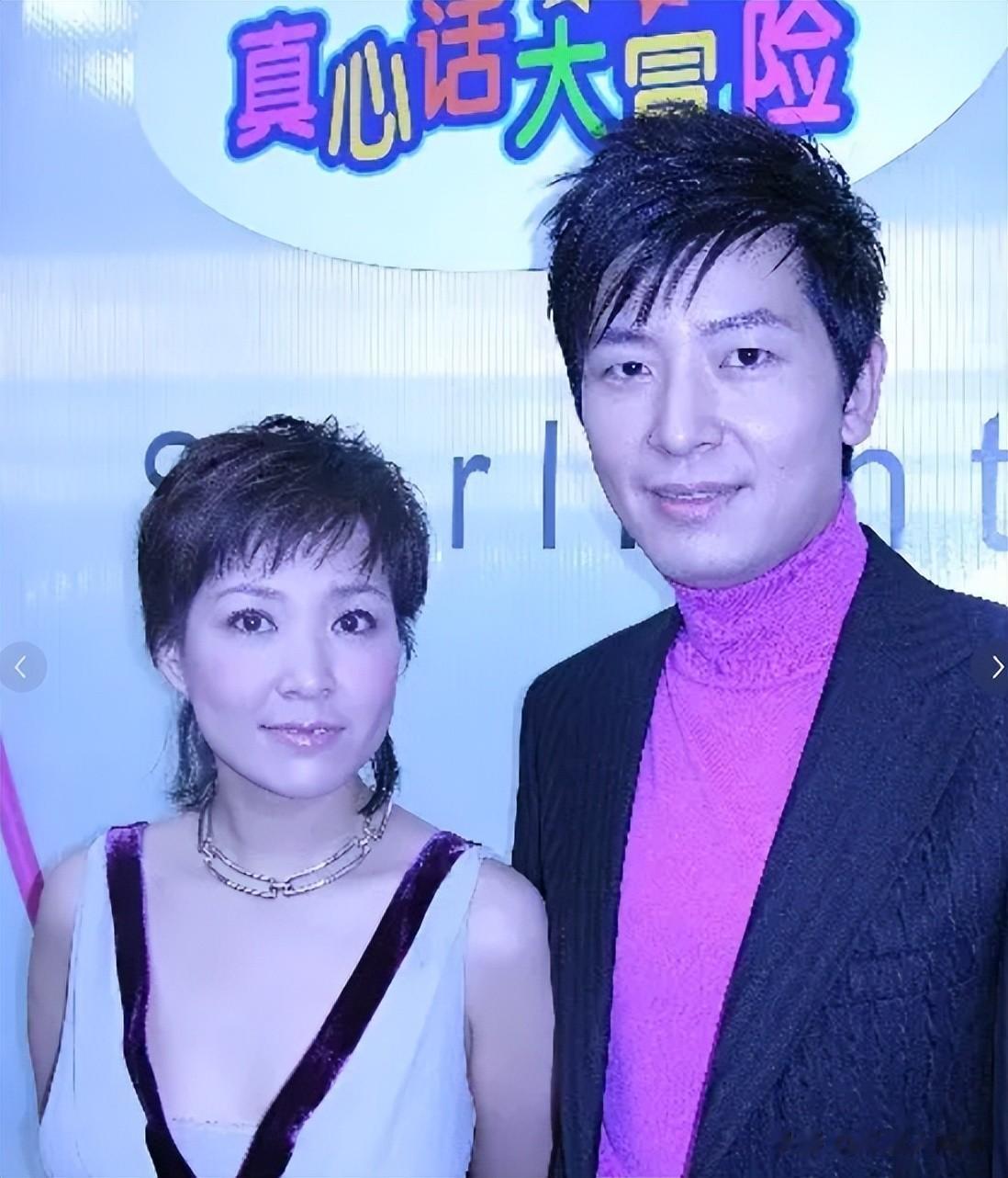 58岁李静飞清迈陪戴军过春节,两个人手牵手散步,相处更像夫妻