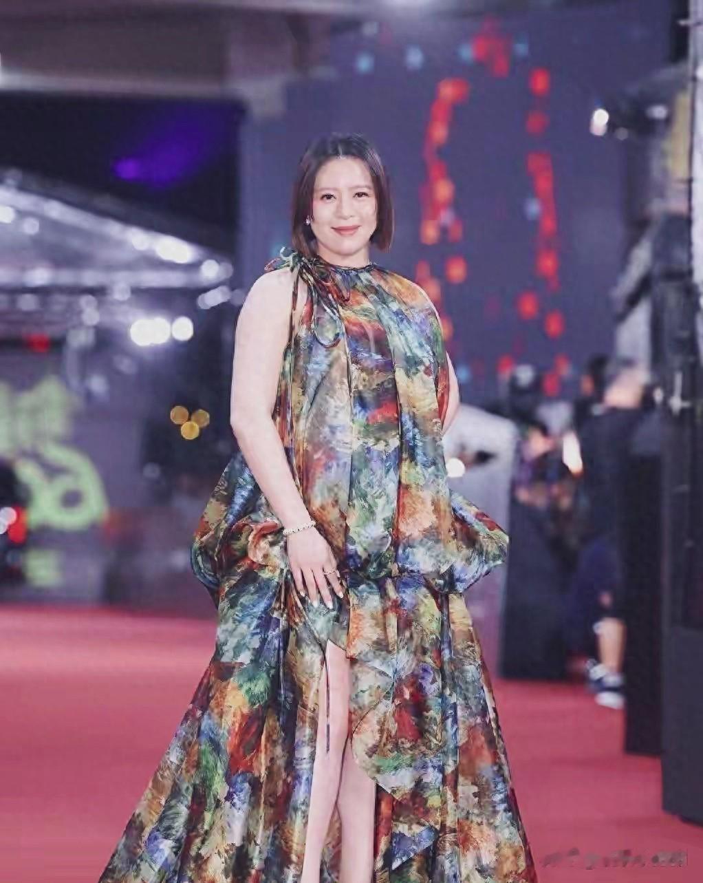 37岁刘品言挺八月巨肚惊现活动现场！全场惊呆，这状态太牛了！