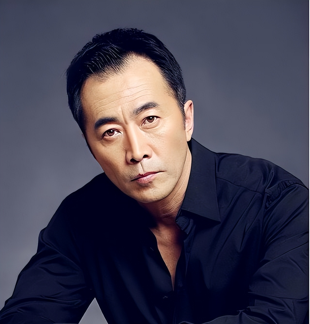 演员郑晓宁:49岁再婚娶娇妻,50岁当爸爸,不敢认老努力赚钱