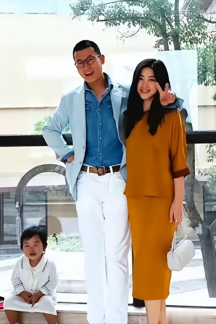 朱珠和老公在新加坡路边等车,她的老公身材高大,长相英俊。