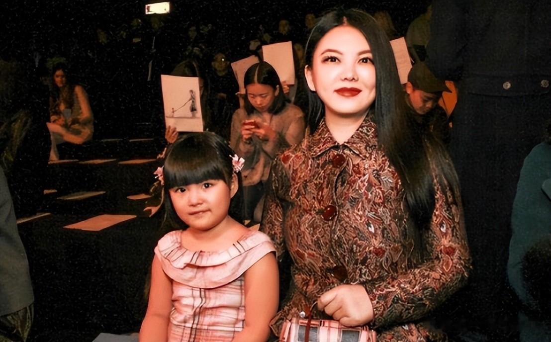 顶风作案！不到24小时，李湘迎来2大噩耗，前夫被抓，女儿被牵连