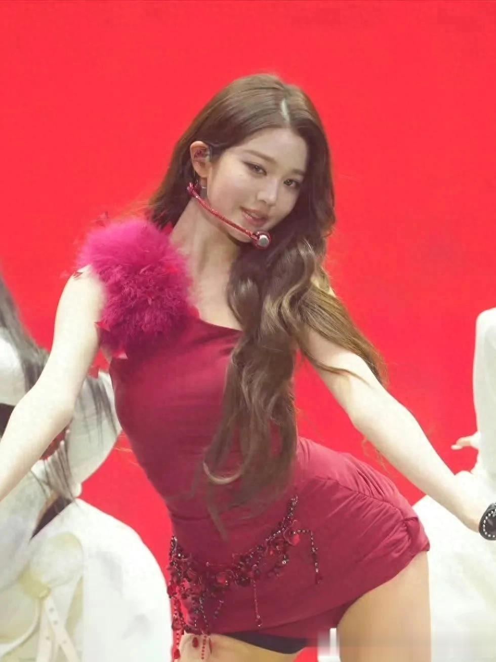 张元英好一个红裙还有点黑