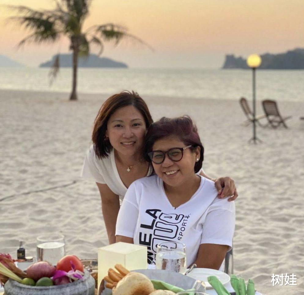 香港歌手65岁大寿众星齐聚，设宴20桌百人出席，48岁女儿帮忙张罗