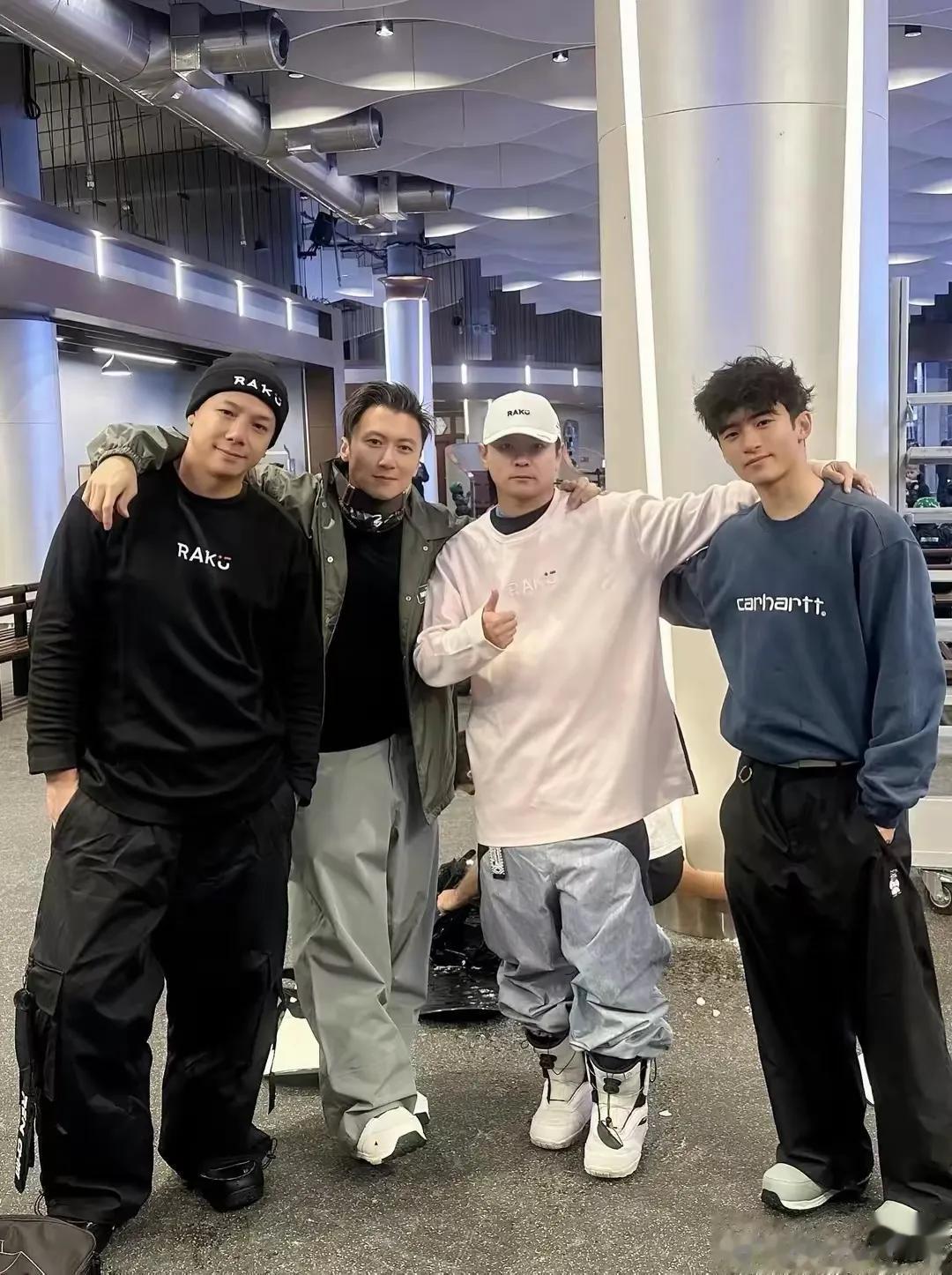 偶遇谢霆锋大儿子在深圳滑雪，18岁Lucas太像爸爸，笑起来好温柔