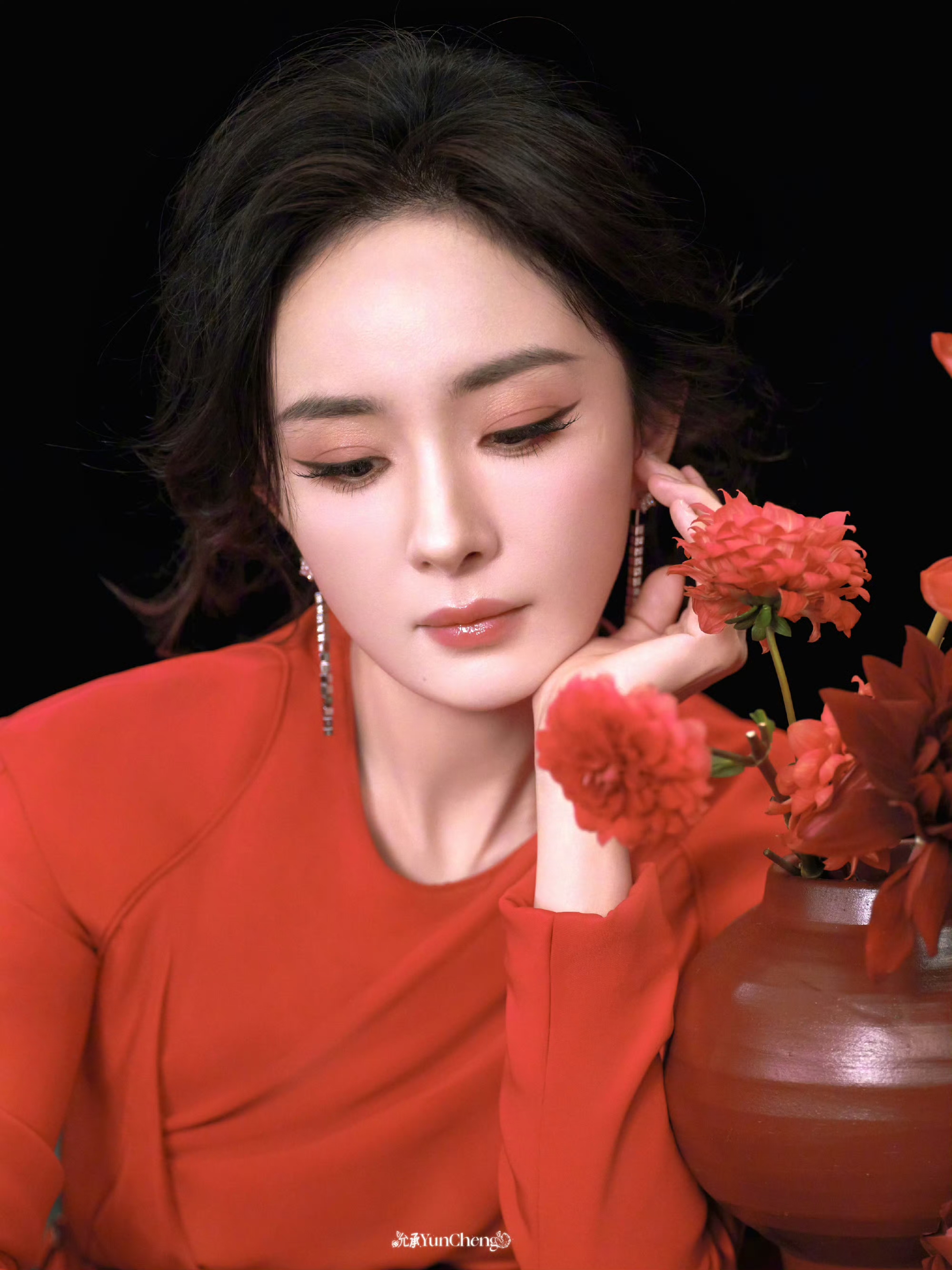 太美了太美了！杨幂深圳出席线下活动，一袭红裙盘发，优雅又大气