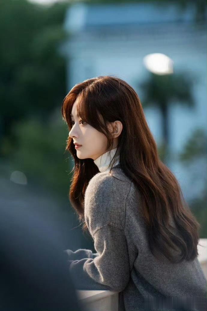 赵丽颖侧拍尽显温柔 秋季女友松弛感绝了