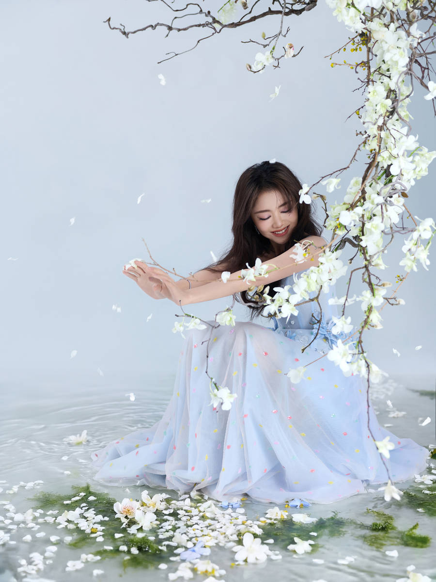 谭松韵蓝花吊带裙美到犯规!笑眼弯弯像初恋,34 岁状态像 18 岁