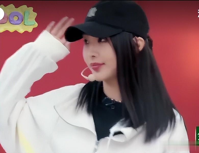 黄晓明杨颖带儿子游玩!给前妻拎包很顺手,小海绵明显跟妈妈亲近