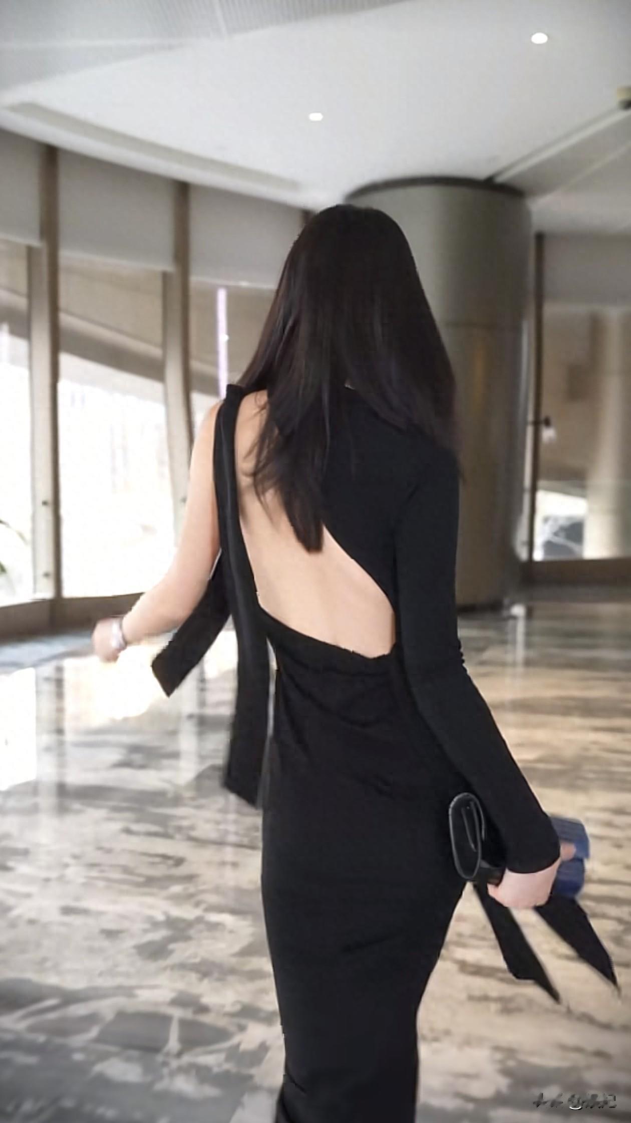 39岁贾青最新穿搭：直发+黑色露背裙，尽显美背，美出新高度