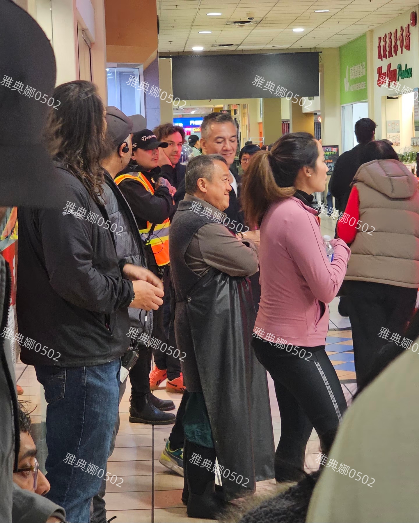 温哥华偶遇曾志伟，72岁的他红光满面状态好，站在人群里好小一只