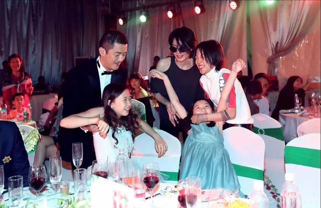 前工作人员晒嫣然晚宴照，离婚4年的王菲李亚鹏同框，关系很融洽