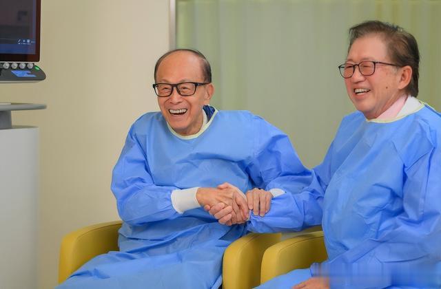 97岁李嘉诚罕见露面,对抗癌仪器爱不释手,顶流豪门钟爱保命科技