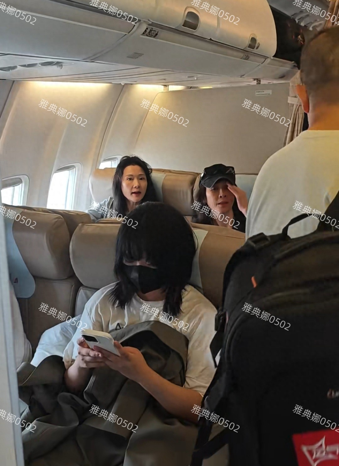 上海飞哈拉尔的飞机上偶遇刘嘉玲张柏芝，刘嘉玲素颜显老气质一般