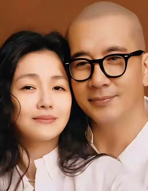 大S墓前草坪被具俊晔踩褪色，七个月深情守候引发全网热议！