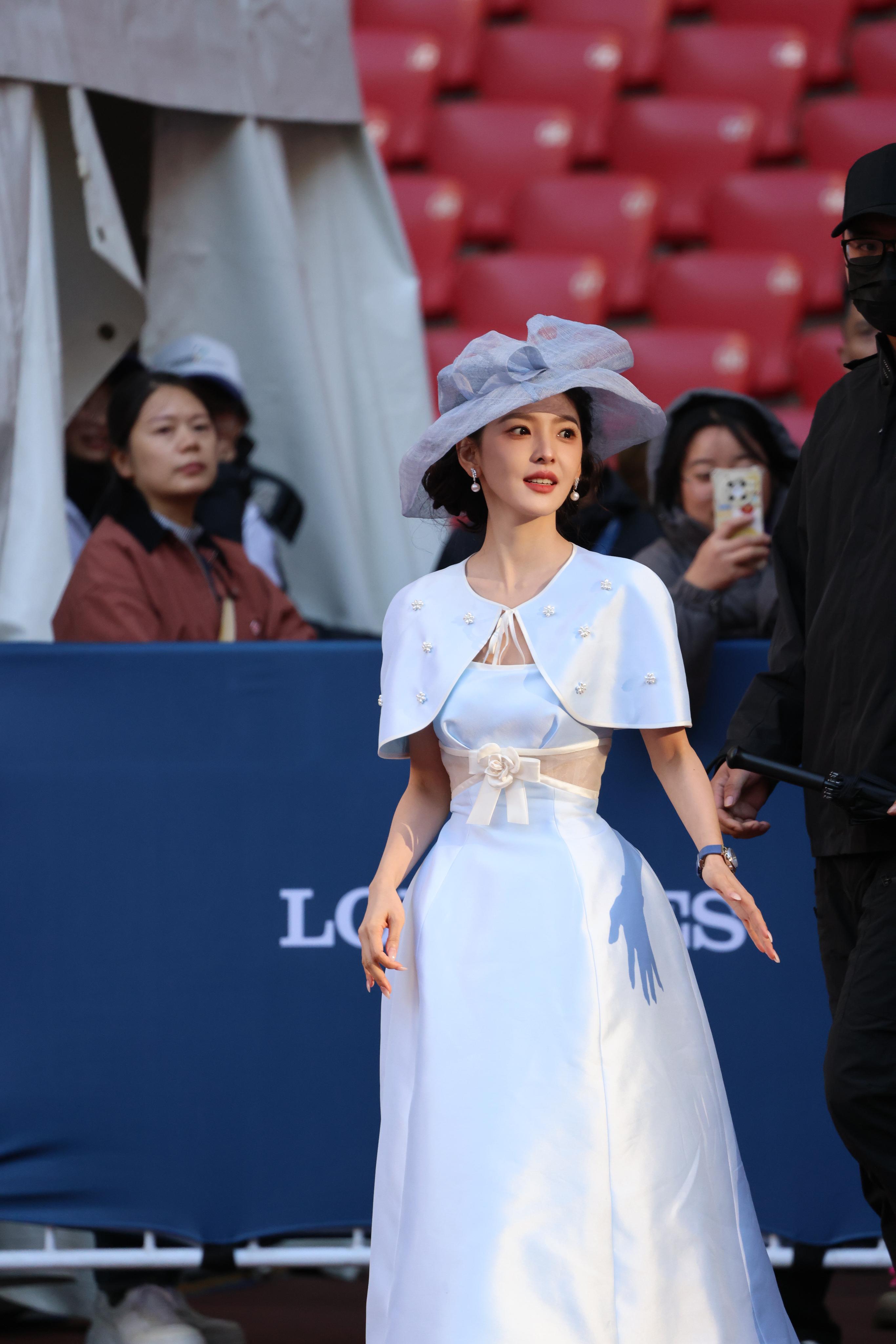 章若楠出席活动，穿蓝裙戴礼帽，好像贵族公主，大方得体