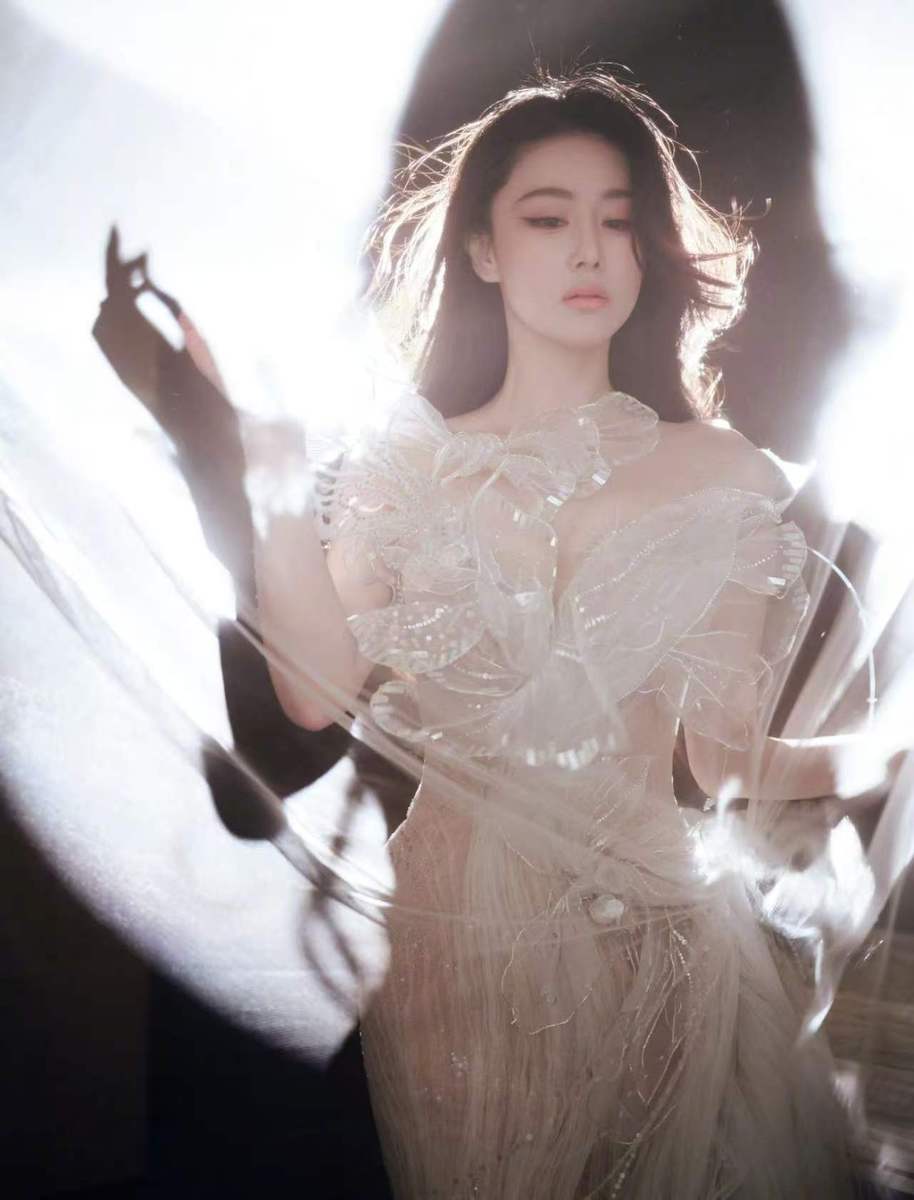 张馨予穿蝴蝶纱裙勾勒完美身材 眼神清冷妩媚