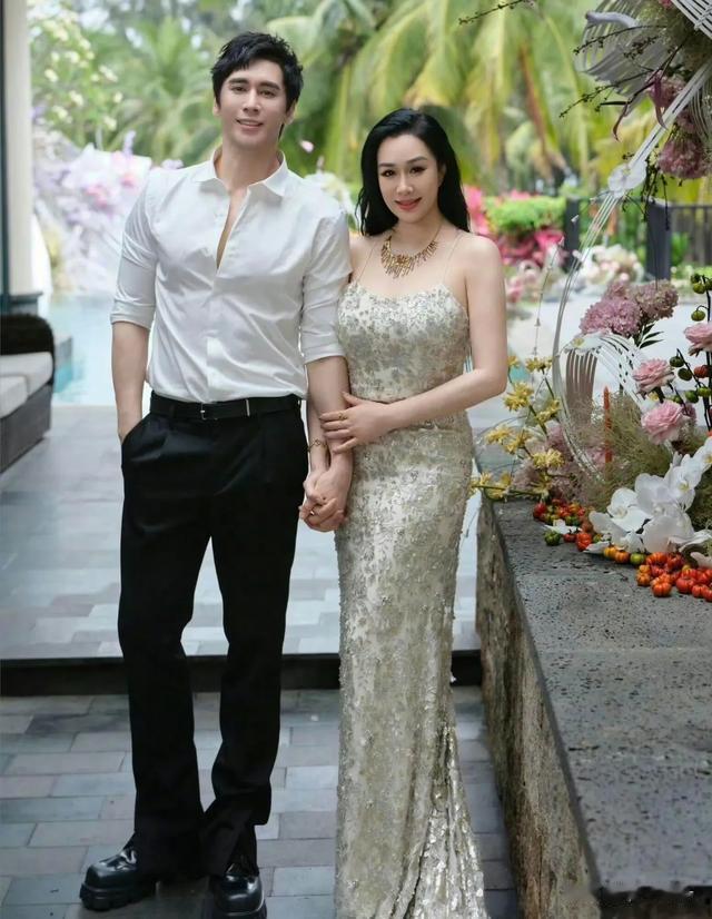 钟丽缇为张伦硕庆43岁生日,穿衣打扮像贵妇名媛,53岁状态如少女