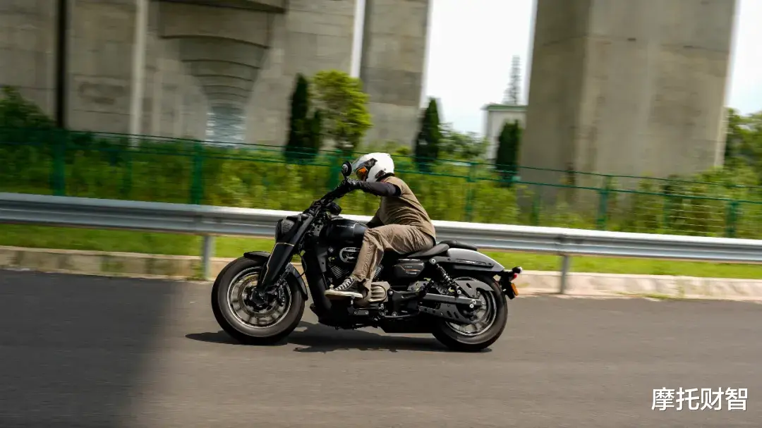 好骑不震+强劲低扭—19999元闪400动态测评