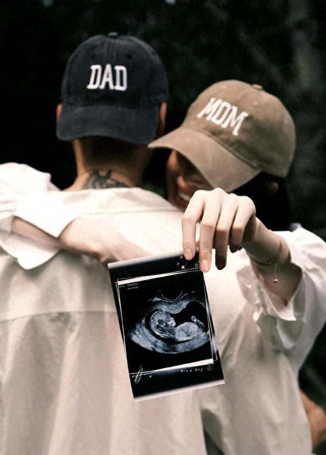 何穗产后穿瑜伽服锻炼 四肢纤细 蜜蜂腰 难怪迷倒陈伟霆