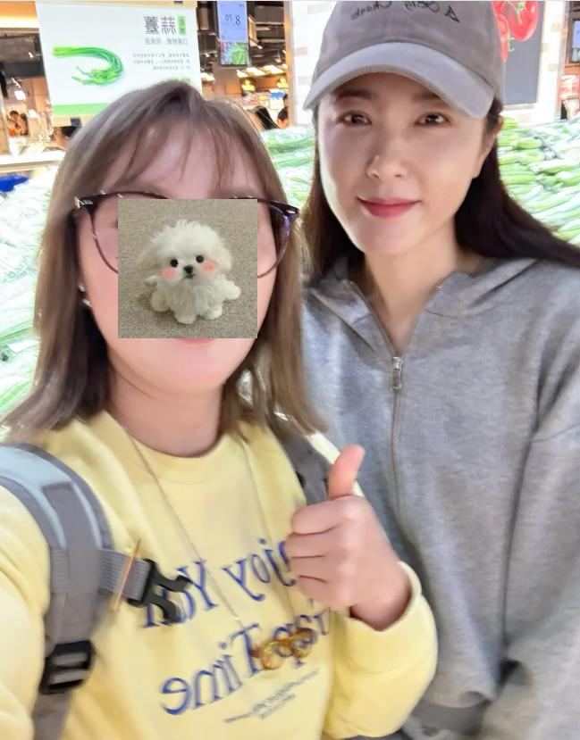 48岁曾黎逛新乡胖东来,素颜一脸褶又僵又肿,撅嘴卖萌反吓哭小孩