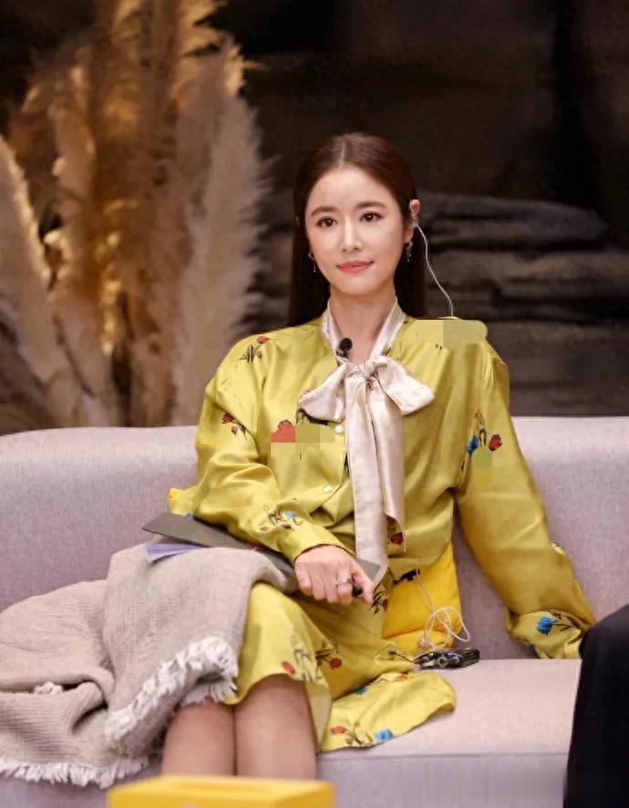 林心如换了中分长直发型气质大变！一袭缎面印花裙，显贵又高级！