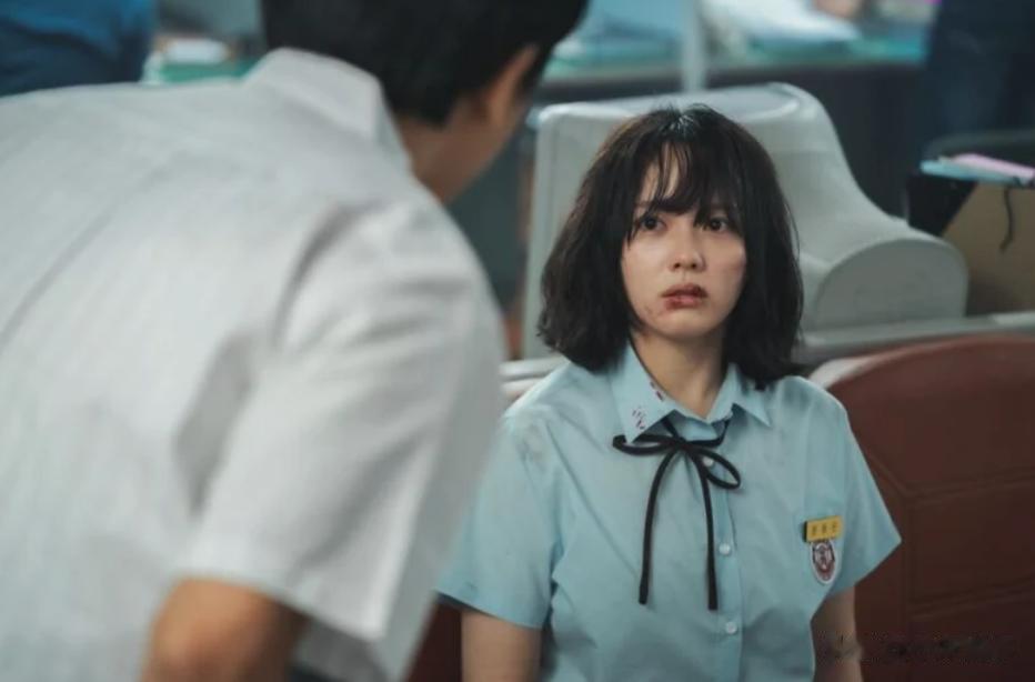 韩国女星被指整形过度，无奈底子太好，尖下巴和厚唇也挡不住颜值