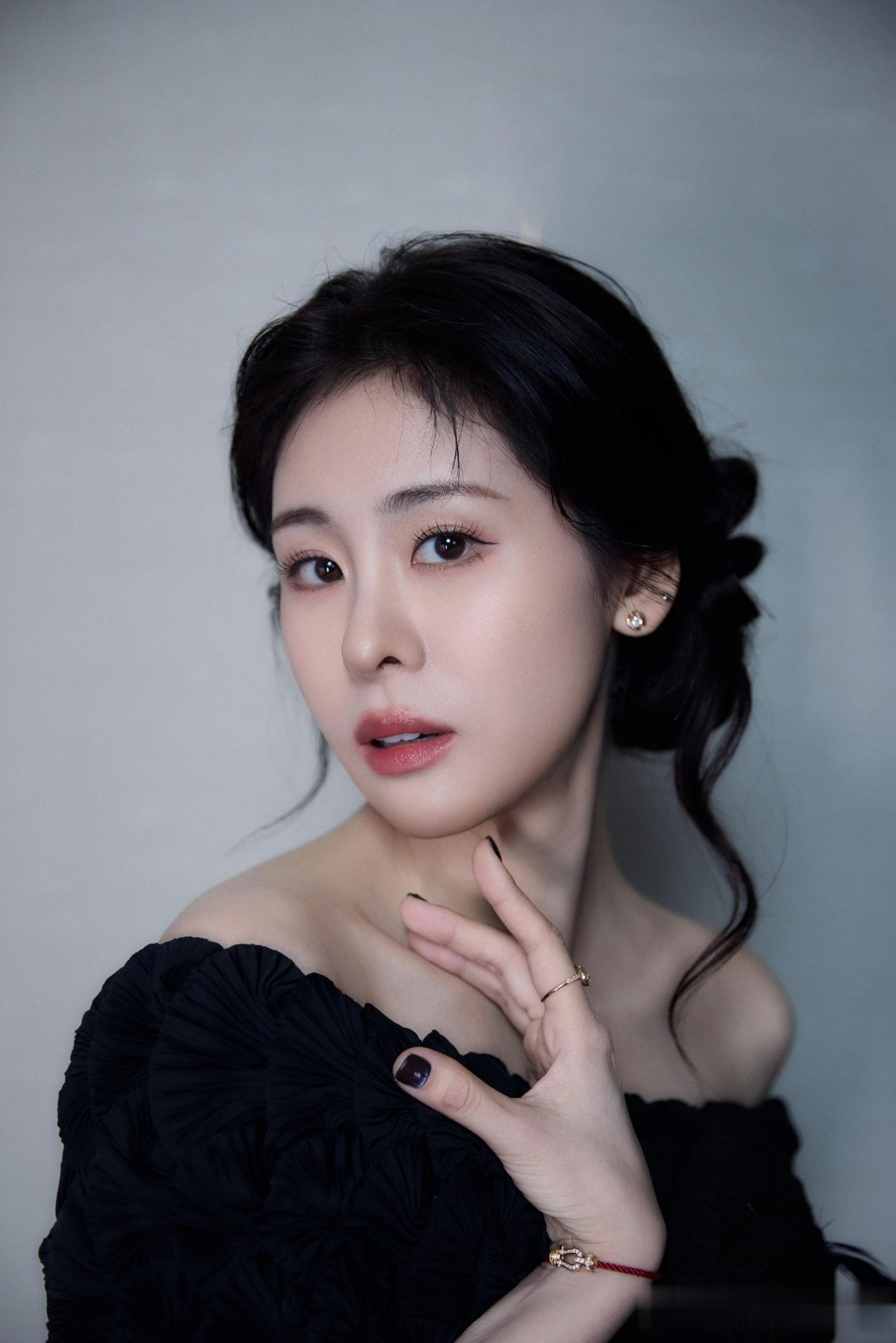 张碧晨云南被偶遇，真人脸又小又精致，无滤镜也好美啊！