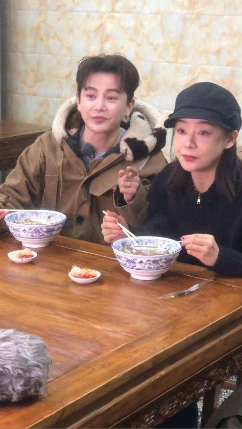 袁姗姗线下被偶遇，穿大棉袄坐路边吃面，生图五官立体但有姨味