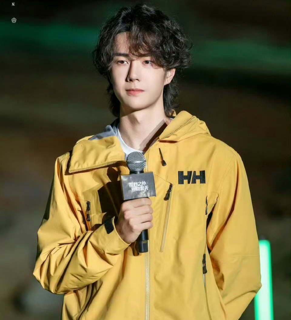 王一博直播甜笑出圈，全民沉浸可爱风暴