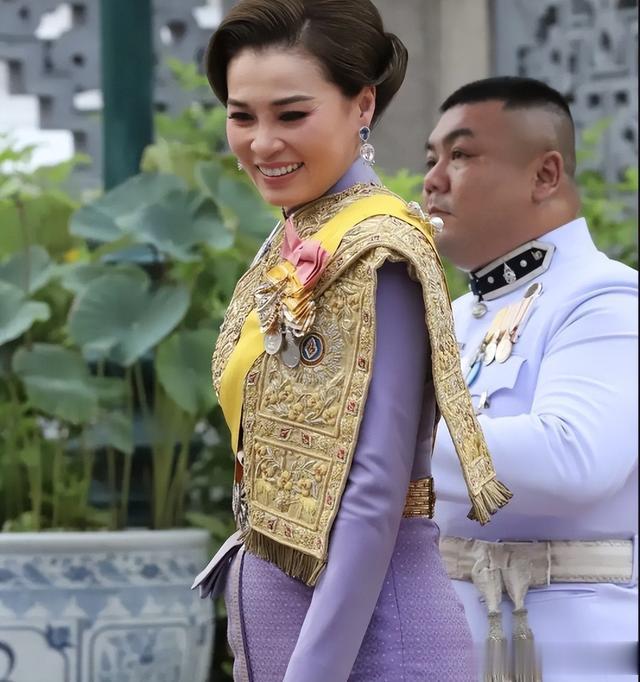 苏提达47岁生日亮相，黄金披肩海蓝宝耳环，小主团全体红装跟随